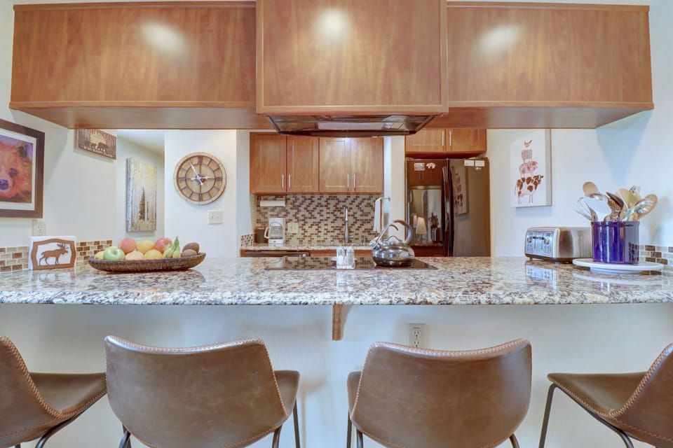 Condo, 1 Bedroom | Private kitchen | Fridge, microwave, oven, stovetop