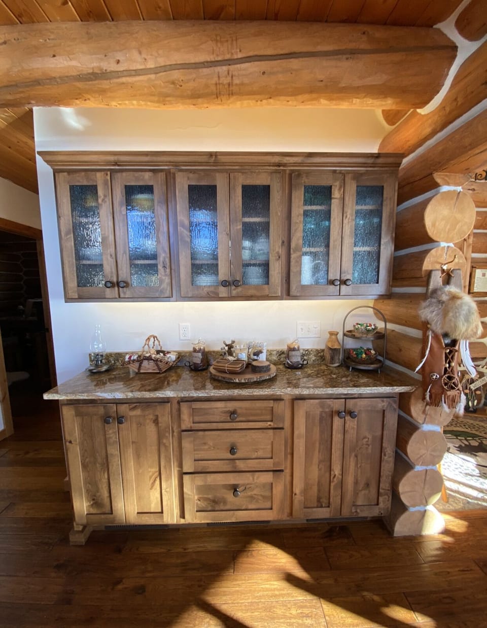 Built-in hutch that is fully stocked with everything you need to entertain!