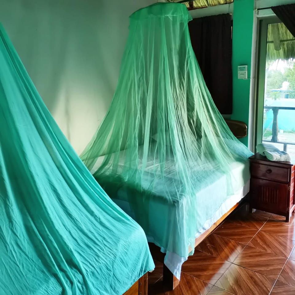 Cabaña Familiar con tres camas matrimoniales (no tiene aire acondicionado) | Bed sheets