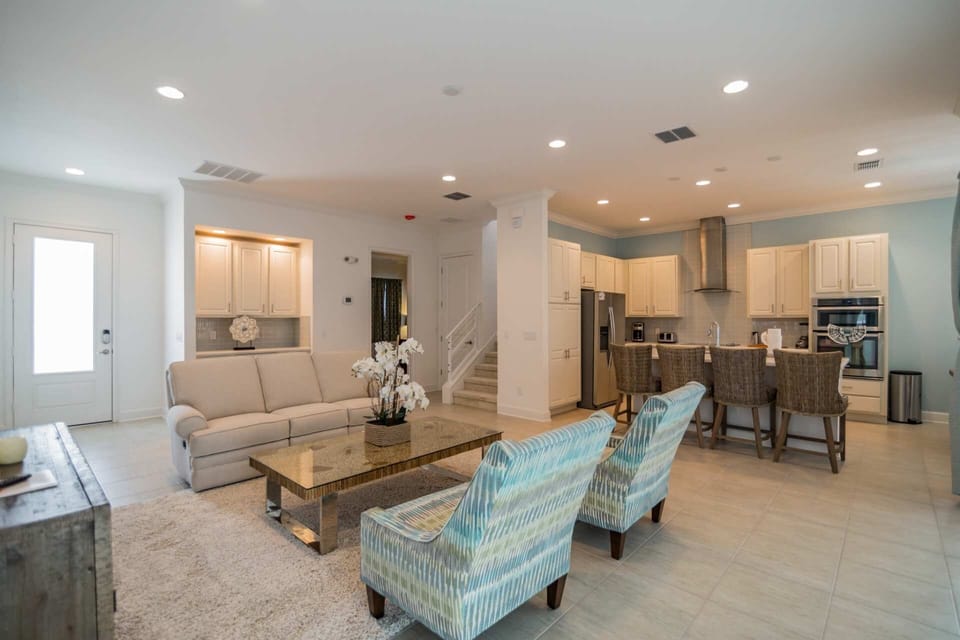 House (1517 Reunion) | Living room | TV, DVD player