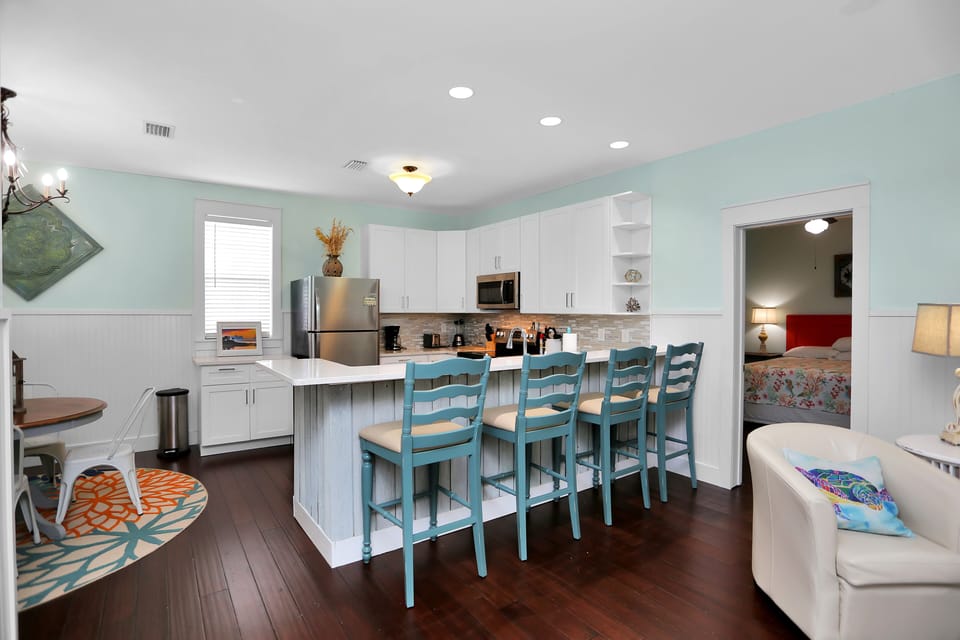 Kitchen & Dining
