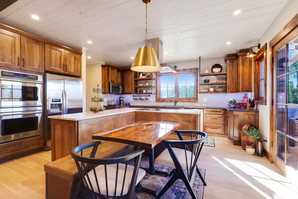 Fully equipped kitchen with a table with booth seating