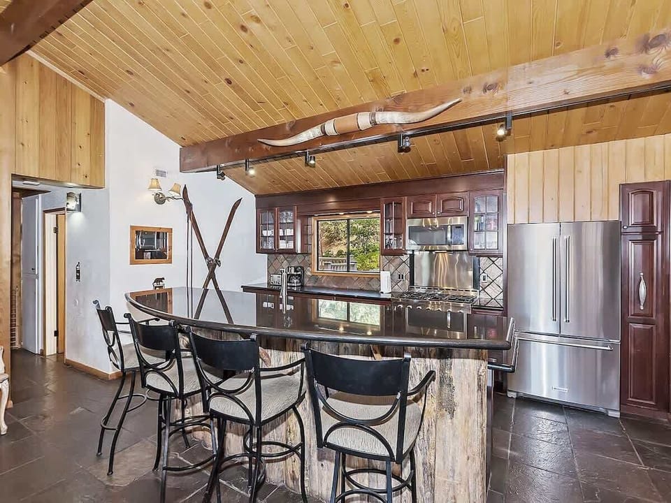 Breakfast Bar of the kitchen.
