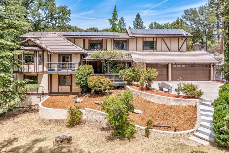 Tri level home with 3500 sqft for multiple families to gather