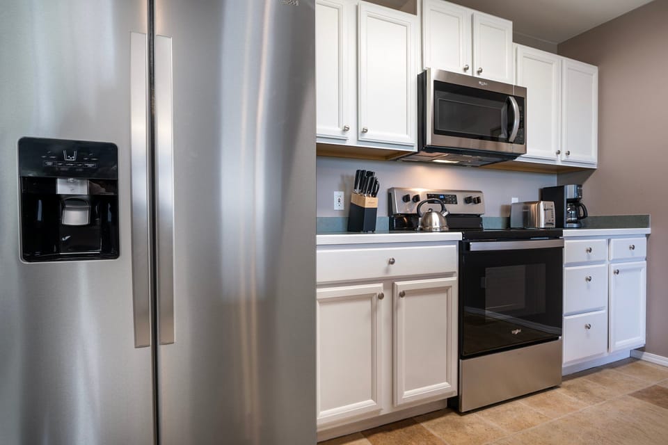 Beautiful updated kitchen | Main Floor