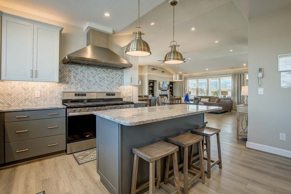 Top-Level Kitchen with Bar (seats 4)