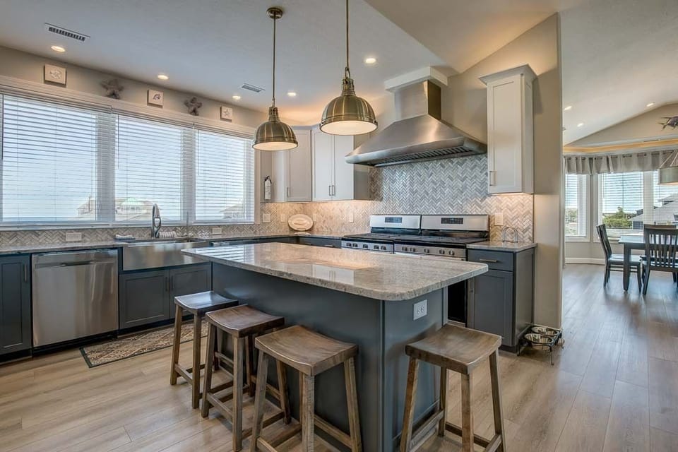 Top-Level Kitchen with Bar (seats 4)