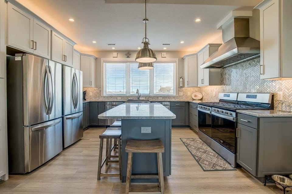 Top-Level Kitchen with Bar (seats 4)