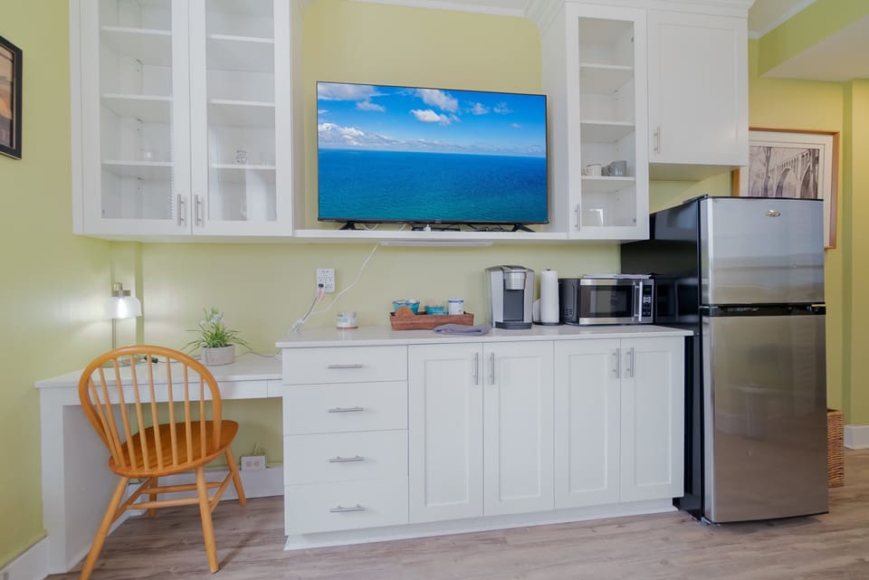 King bed corner condo unit. lots of light, fast Wifi, desk to work at
