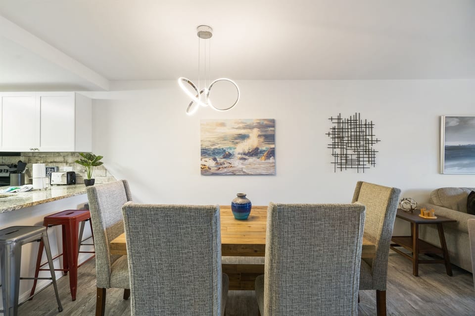 Dining room seats 6 comfortably
