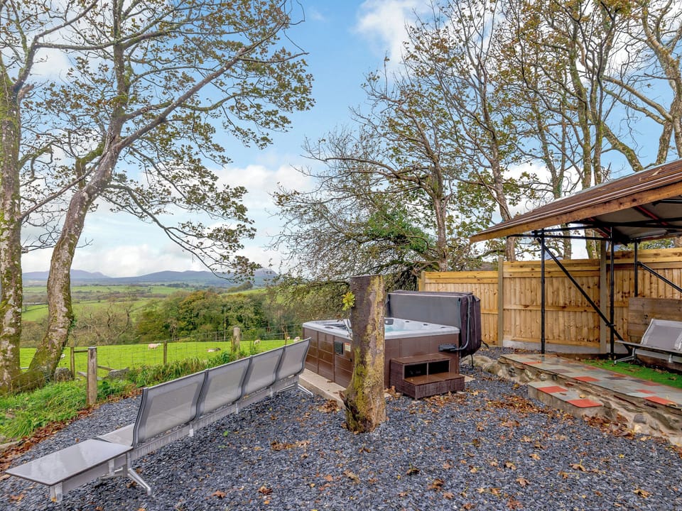 Hot tub | Dutch Barn Two - Ymwlch Barns, Ymwlch, near Porthmadog