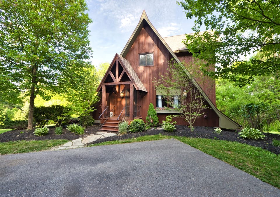 Welcome to our A frame home in Saratoga Springs. Driveway

