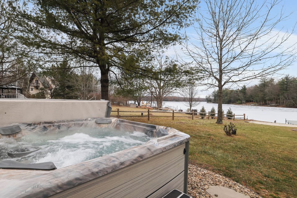 6 person Hot tub with lake view
