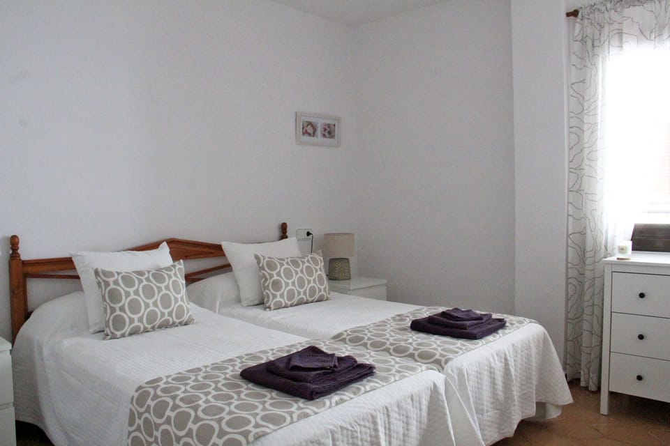 Bedroom with single/king bed