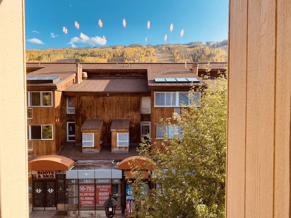 Steps away from the Gondola w/ beautiful views of the mountain from dining area!