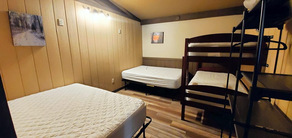 2 full size beds &1 twin over twin bunk
*ONLY FITTED SHEETS PROVIDED
Bedroom #1