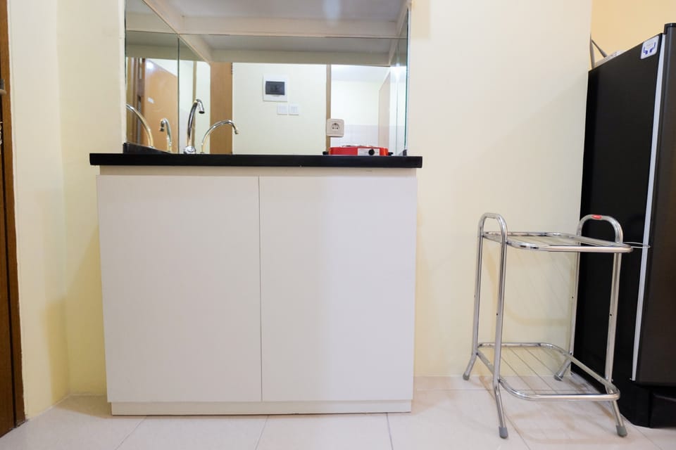 Room | Private kitchenette | Fridge, stovetop, cookware/dishes/utensils