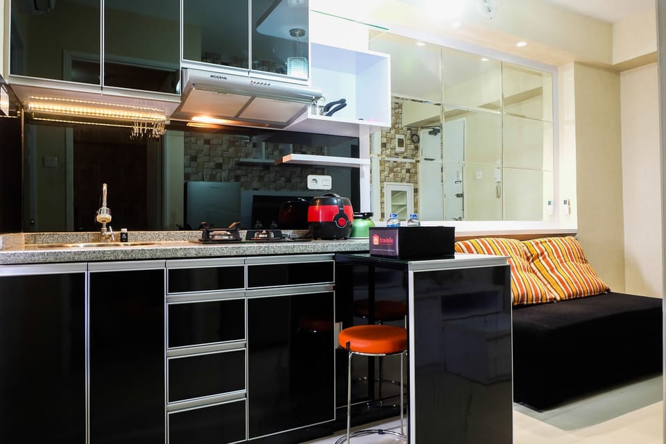 Room | Private kitchenette | Fridge, stovetop, cookware/dishes/utensils