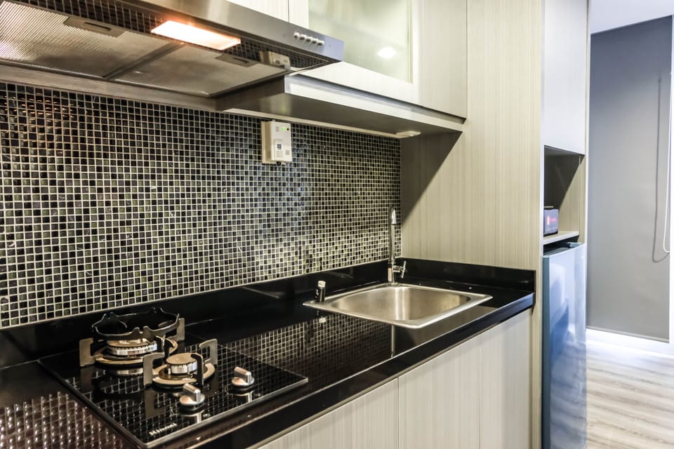 Room | Private kitchenette | Fridge, stovetop, electric kettle, cookware/dishes/utensils