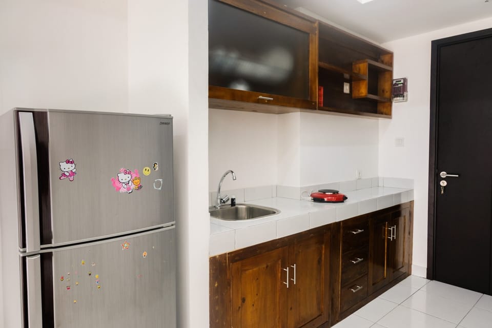 Room | Private kitchenette | Fridge, stovetop, cookware/dishes/utensils