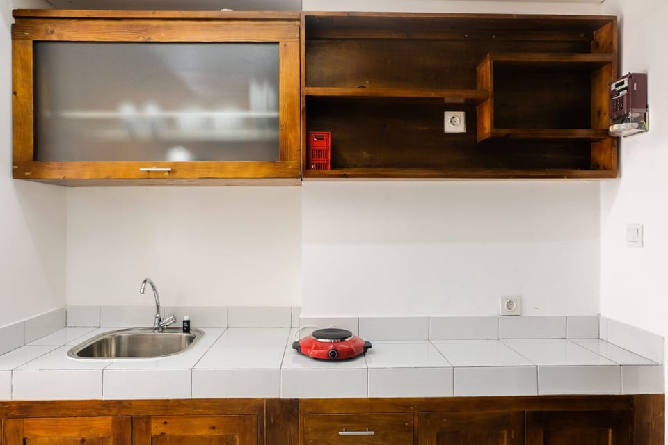 Room | Private kitchen | Fridge, stovetop, cookware/dishes/utensils