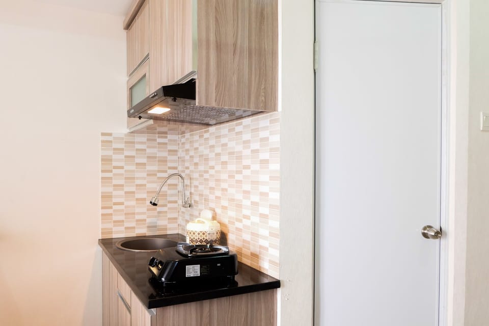 Room | Private kitchenette | Fridge, stovetop, cookware/dishes/utensils