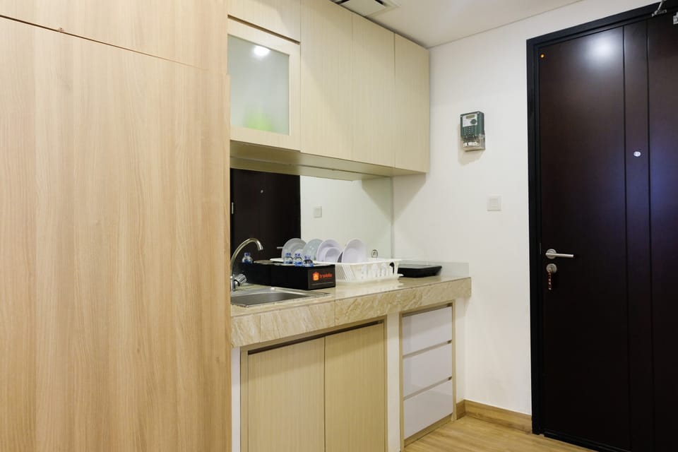 Room | Private kitchenette | Fridge, stovetop, cookware/dishes/utensils