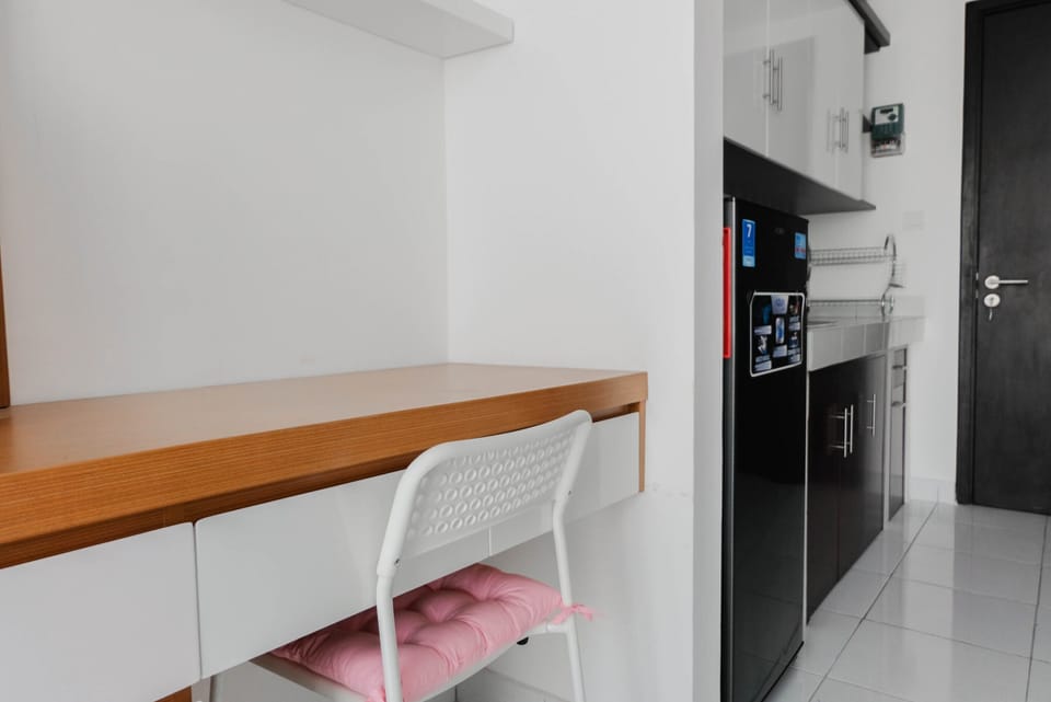 Room | Private kitchenette | Fridge, stovetop, electric kettle, cookware/dishes/utensils