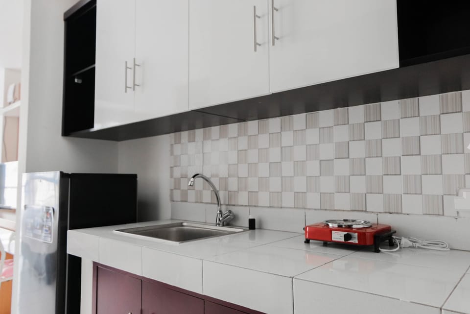 Room | Private kitchenette | Fridge, stovetop, electric kettle, cookware/dishes/utensils