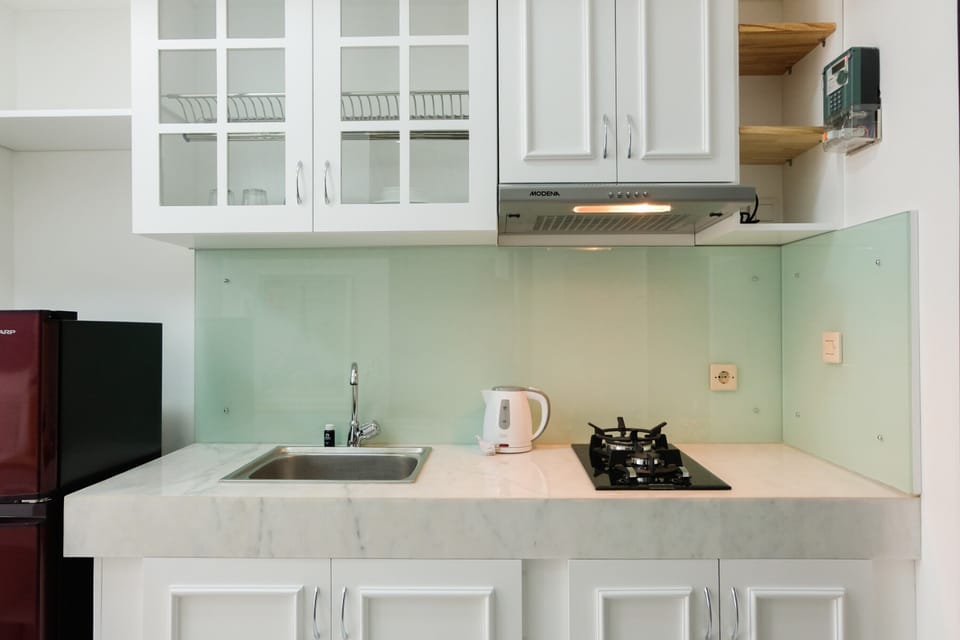Room | Private kitchenette | Fridge, stovetop, electric kettle, cookware/dishes/utensils