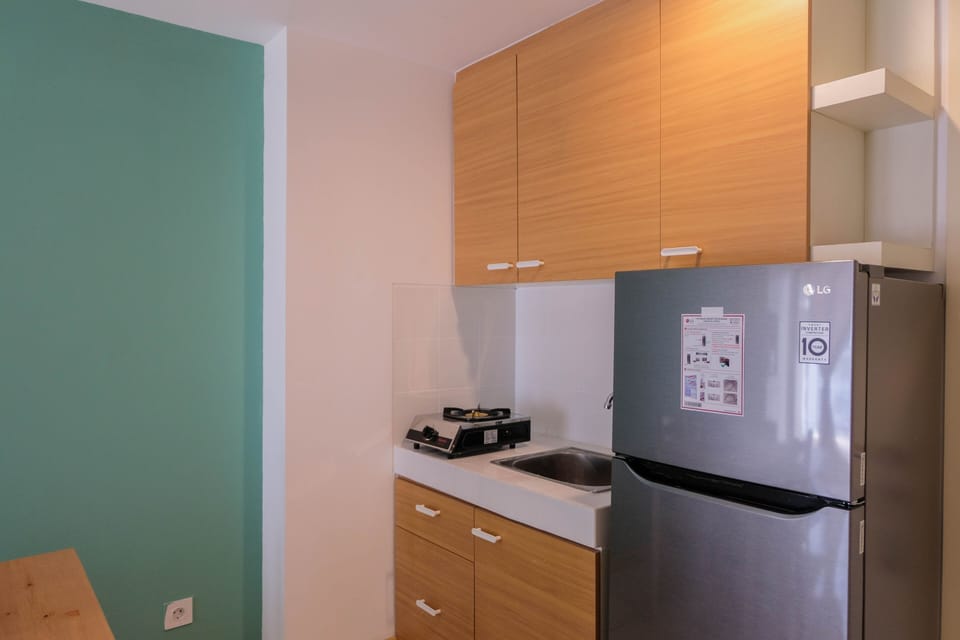 Room | Private kitchenette | Fridge, stovetop, cookware/dishes/utensils