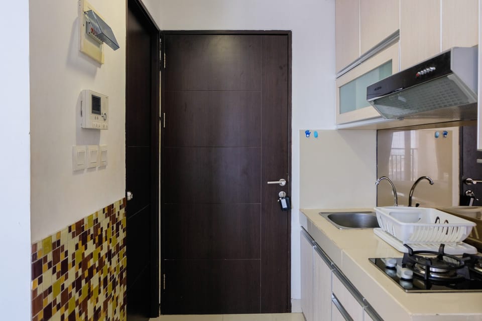 Room | Private kitchenette | Fridge, stovetop, electric kettle, cookware/dishes/utensils
