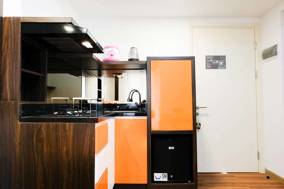 Room | Private kitchenette | Fridge, stovetop, electric kettle, cookware/dishes/utensils