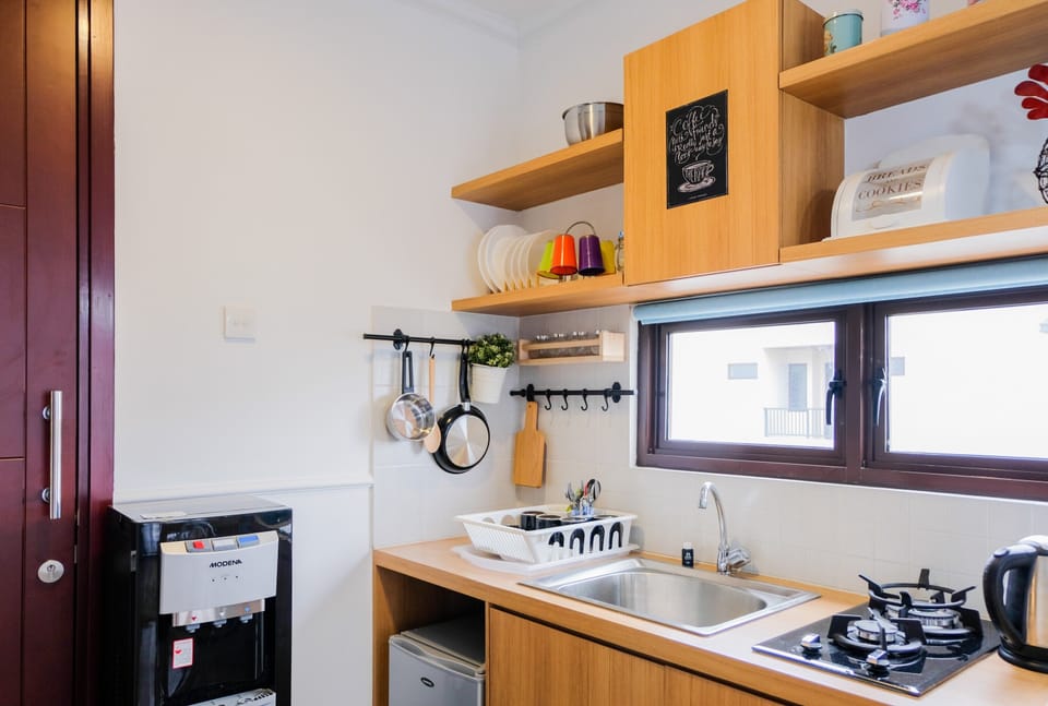 Room | Private kitchen | Fridge, stovetop, cookware/dishes/utensils