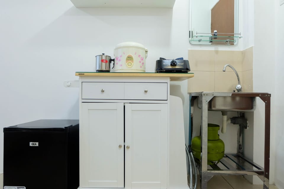 Room | Private kitchen | Fridge, stovetop, cookware/dishes/utensils
