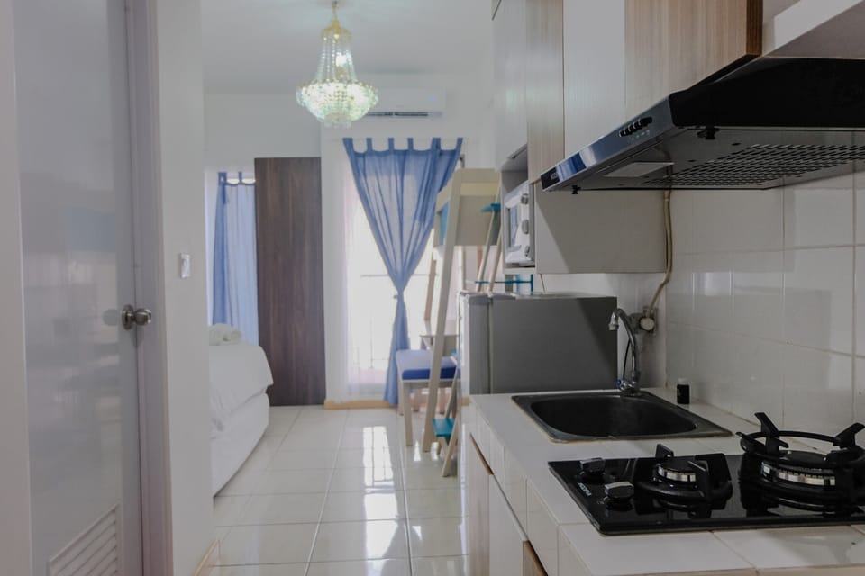 Room | Private kitchen | Fridge, stovetop, cookware/dishes/utensils