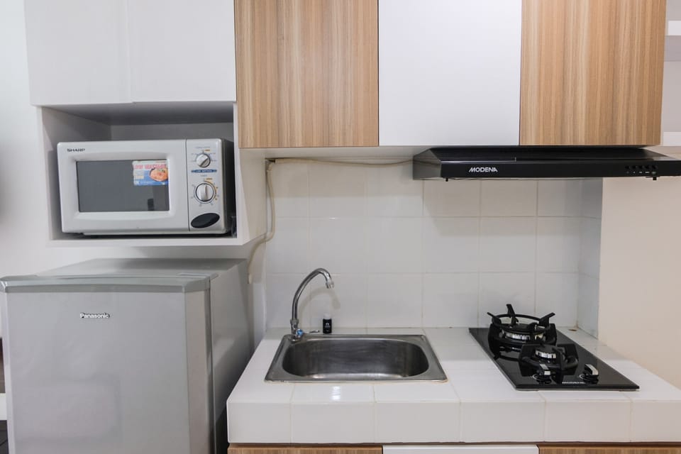 Room | Private kitchenette | Fridge, stovetop, cookware/dishes/utensils