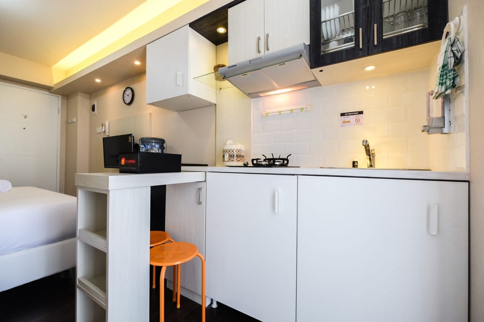 Room | Private kitchen | Fridge, stovetop, cookware/dishes/utensils