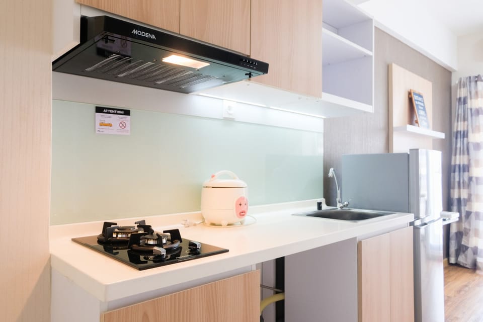 Room | Private kitchenette | Fridge, stovetop, cookware/dishes/utensils