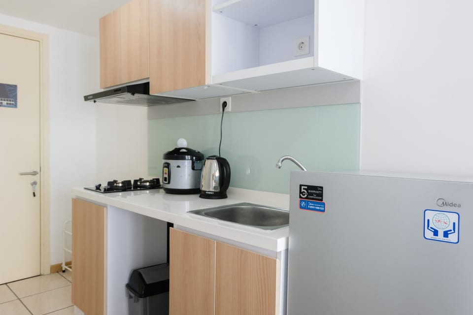 Room | Private kitchenette | Fridge, stovetop, electric kettle, cookware/dishes/utensils
