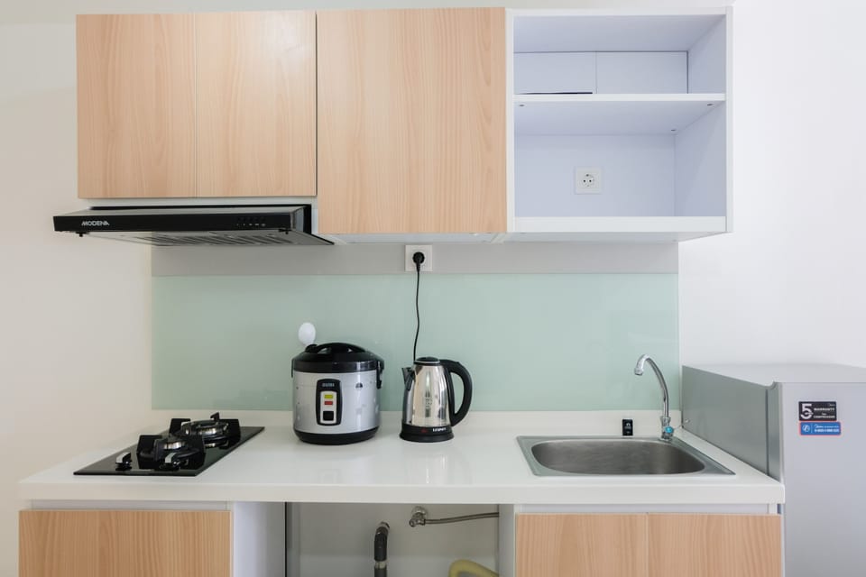 Room | Private kitchenette | Fridge, stovetop, electric kettle, cookware/dishes/utensils