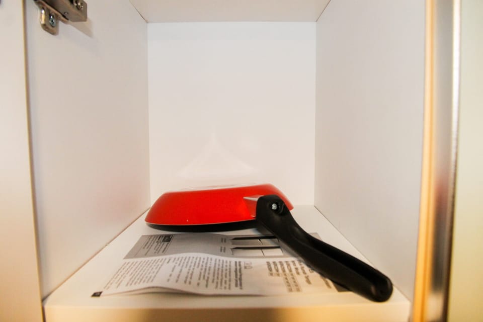 Room | Private kitchenette | Fridge, stovetop, cookware/dishes/utensils