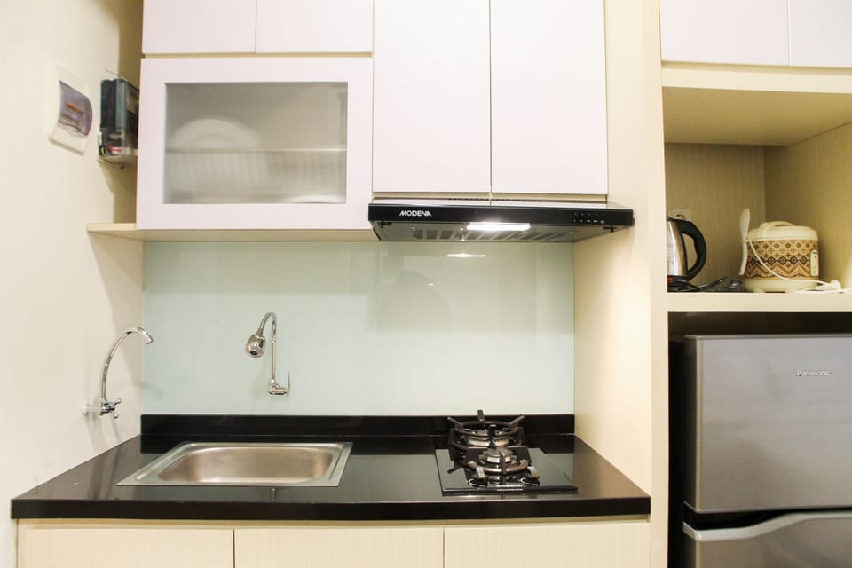 Room | Private kitchenette | Fridge, stovetop, cookware/dishes/utensils
