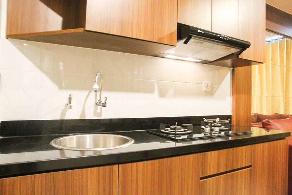 Room | Private kitchenette | Fridge, stovetop, cookware/dishes/utensils