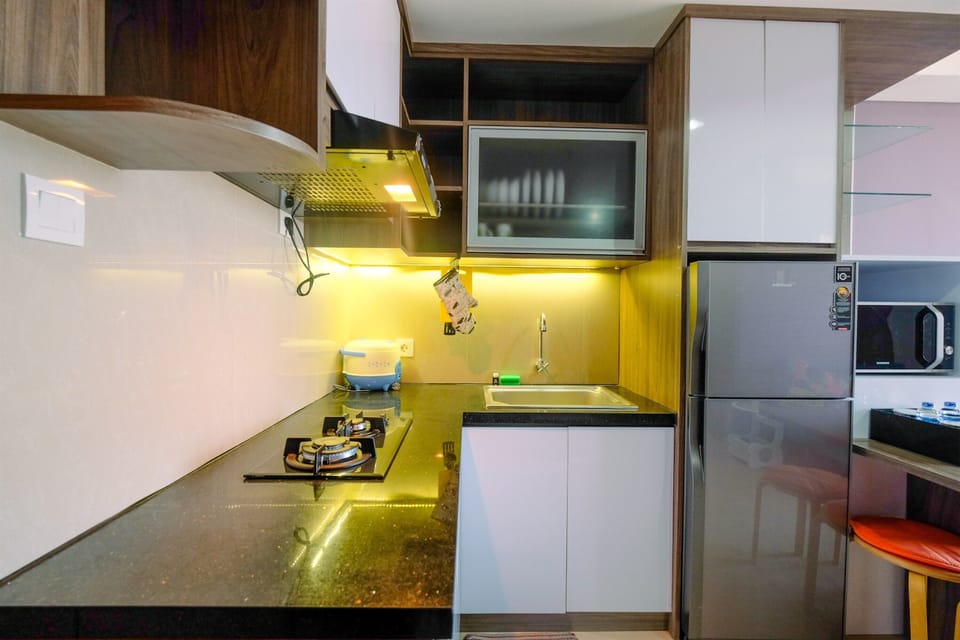 Room | Private kitchenette | Fridge, stovetop, cookware/dishes/utensils