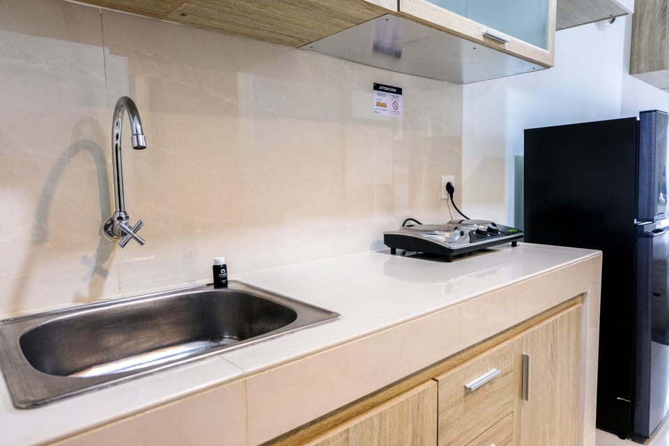 Room | Private kitchenette | Fridge, stovetop, cookware/dishes/utensils