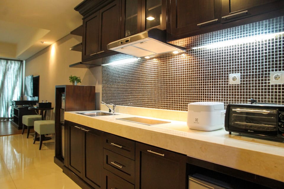Room | Private kitchenette | Fridge, stovetop, cookware/dishes/utensils