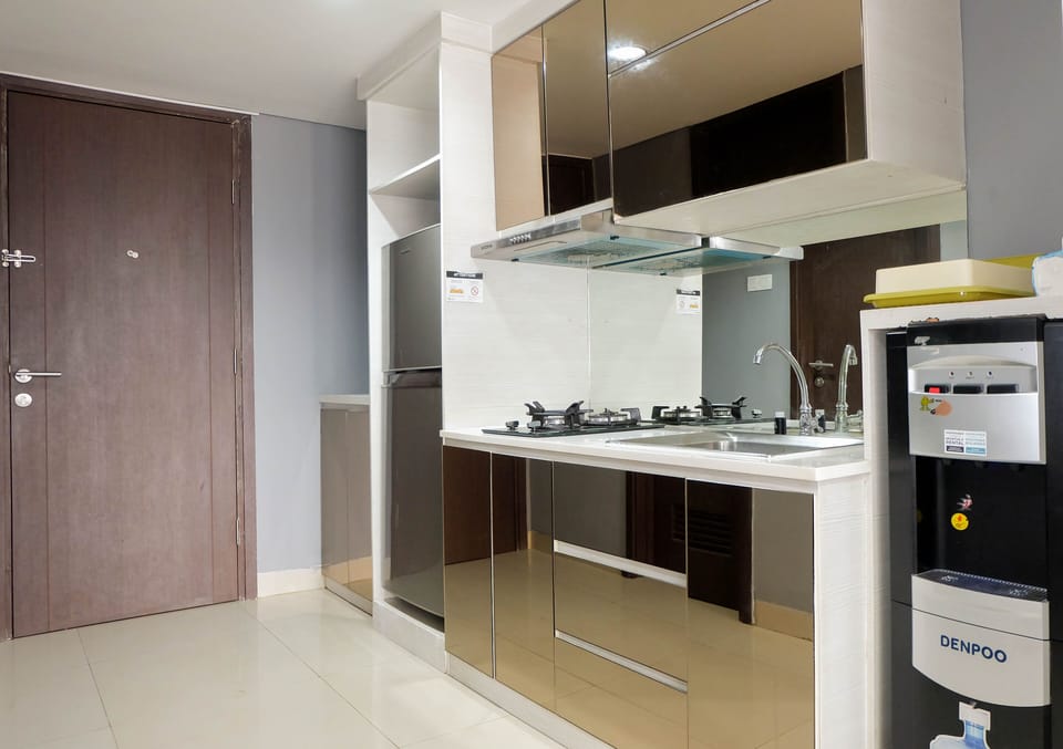Room | Private kitchenette | Fridge, stovetop, cookware/dishes/utensils