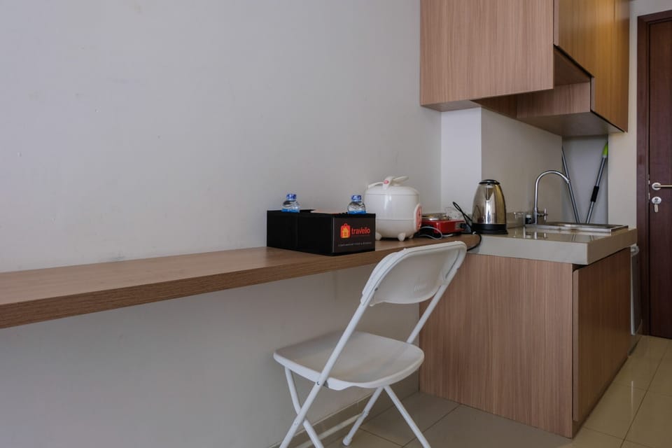 Room | Private kitchenette | Fridge, stovetop, cookware/dishes/utensils