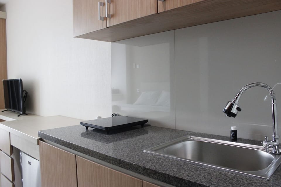 Room | Private kitchenette | Fridge, stovetop, cookware/dishes/utensils